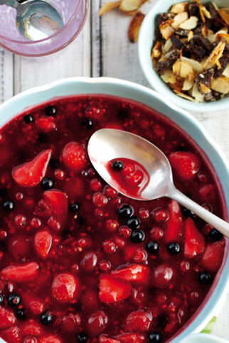 Rote Grütze mit Pumpernickel-Knusper Rote Grütze mit Pumpernickel-Knusper