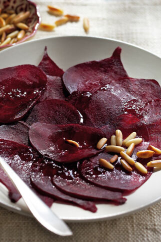Rote-Bete-Carpaccio mit Pinienkernen Rote-Bete-Carpaccio mit Pinienkernen