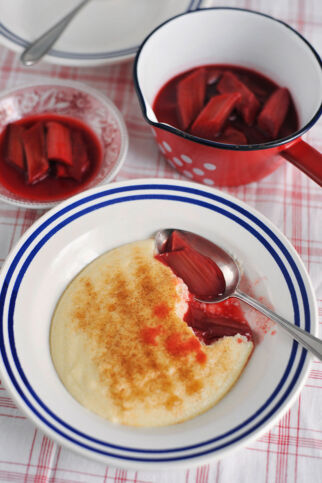 Flaumiger Grießbrei mit Rhabarberkompott Flaumiger Grießbrei mit Rhabarberkompott