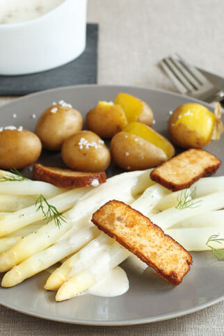 Spargel mit veganer Sauce hollandaise Spargel mit veganer Sauce hollandaise