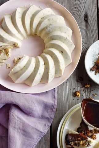 Bananen-Eistorte mit Schoko-Granola Bananen-Eistorte mit Schoko-Granola