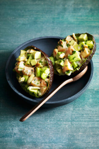Lachs-Avocado-Salat in der Avocado Lachs-Avocado-Salat in der Avocado