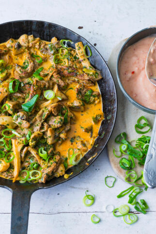 Rindfleischpfanne mit Chili-Joghurt Rindfleischpfanne mit Chili-Joghurt