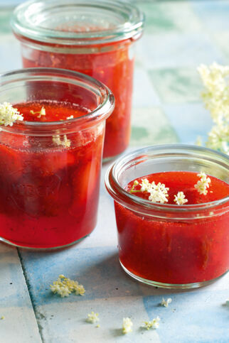 Erdbeerkonfitüre mit Holunder Erdbeerkonfitüre mit Holunder