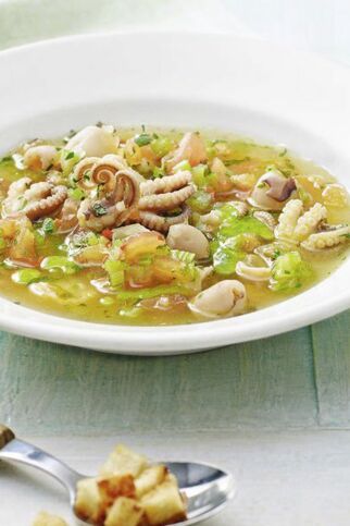 Tomaten-Tintenfisch-Suppe mit Rucola-Öl Tomaten-Tintenfisch-Suppe mit Rucola-Öl