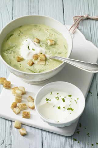 Bärlauchsuppe mit Petersiliensahne und Croûtons Bärlauchsuppe mit Petersiliensahne und Croûtons