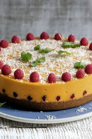 Mango-Papaya-Torte mit Kokos und Himbeeren Mango-Papaya-Torte mit Kokos und Himbeeren