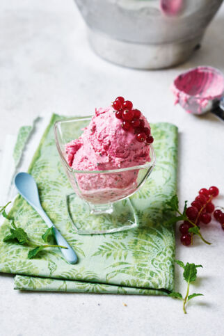 Johannisbeer-Buttermilch-Eiscreme Johannisbeer-Buttermilch-Eiscreme