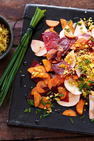 Wurzelcarpaccio mit Nussbröseln Wurzelcarpaccio mit Nussbröseln