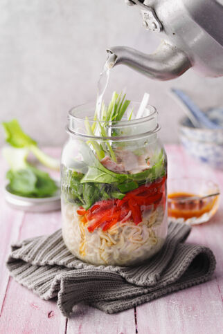 Süßsauer-Suppe mit Schinken und Pak Choi Süßsauer-Suppe mit Schinken und Pak Choi