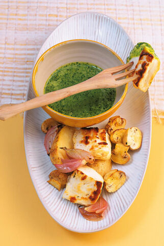 Gegrillter Halloumi mit Gemüse und Mojo verde Gegrillter Halloumi mit Gemüse und Mojo verde