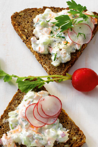 Kräuter-Gemüse-Quark auf Brot Kräuter-Gemüse-Quark auf Brot