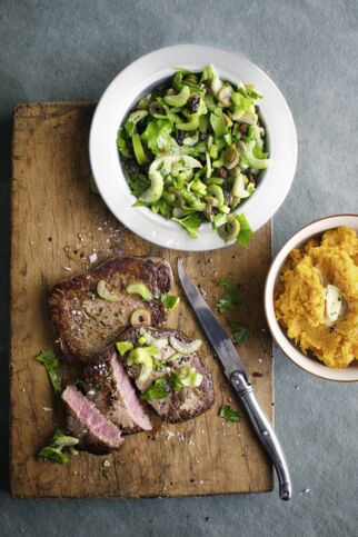 Gebratenes Rinderfilet mit Sellerie-Salsa und Süßkartoffelstampf Gebratenes Rinderfilet mit Sellerie-Salsa und Süßkartoffelstampf