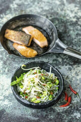Knusper-Lachs mit Edamame-Nudelsalat Knusper-Lachs mit Edamame-Nudelsalat