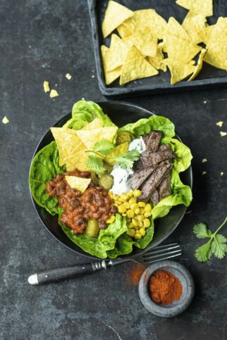 Nacho-Bowl mit BBQ-Bohnen Nacho-Bowl mit BBQ-Bohnen