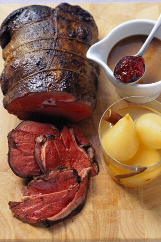 Rosa gebratene Rehkeule mit Gewürzbirnen Rosa gebratene Rehkeule mit Gewürzbirnen