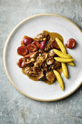 Wikingerfleisch mit Schupfnudeln und karamellisierten Zwetschgen Wikingerfleisch mit Schupfnudeln und karamellisierten Zwetschgen