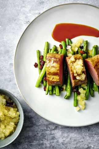 Wildschweinrücken mit Honig-Senf-Kruste, Birnen-Chutney und Speckbohnen Wildschweinrücken mit Honig-Senf-Kruste, Birnen-Chutney und Speckbohnen