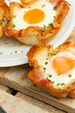 Spiegelei in einem Toast-Muffin mit einer Scheibe Bacon Spiegeleier-Muffins