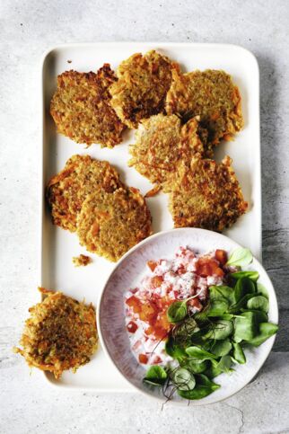 Buchweizen-Möhren-Taler mit Paprikasalat Buchweizen-Möhren-Taler mit Paprikasalat