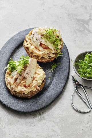 Forellenbrötchen mit Möhrenquark Forellenbrötchen mit Möhrenquark