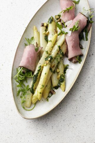Kräuterspargel mit Roastbeef-Röllchen Kräuterspargel mit Roastbeef-Röllchen