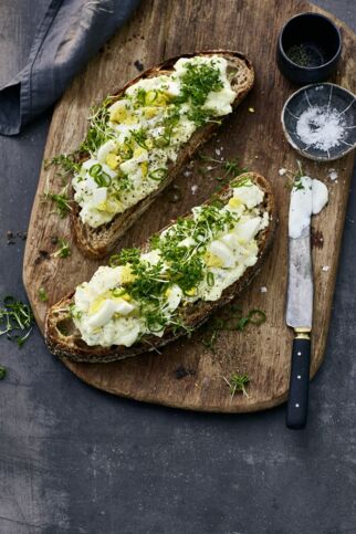 Bauernbrot mit Erdäpfelkas, Ei und Kresse Bauernbrot mit Erdäpfelkas, Ei und Kresse