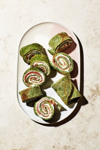 Spinatpfannkuchen-Röllchen mit Räucherlachs Spinatpfannkuchen-Röllchen mit Räucherlachs