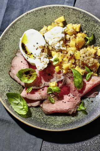 Roastbeef-Mango-Salat mit Quinoa und Burrata Roastbeef-Mango-Salat mit Quinoa und Burrata