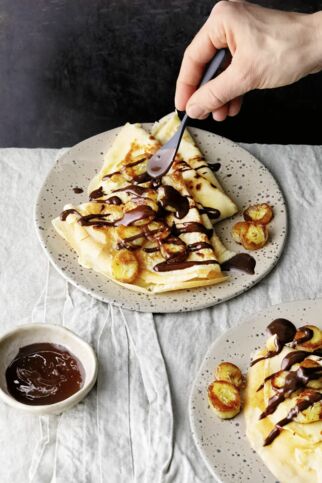 Crêpes mit Haselnussmus und Banane Crêpes mit Haselnussmus und Banane
