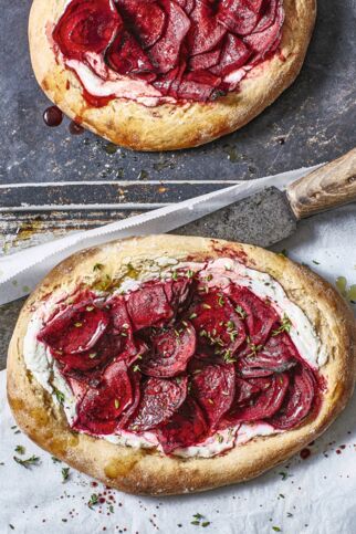 Rote-Bete-Pinsa mit Ziegenkäse Rote-Bete-Pinsa mit Ziegenkäse