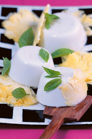Kokospudding mit Ananas und Minze Kokospudding mit Ananas und Minze