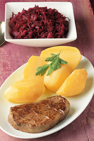 Rindermedaillons mit Birnen-Rotkohl Rindermedaillons mit Birnen-Rotkohl