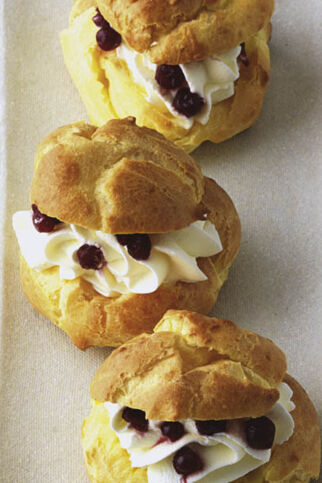 Windbeutel mit Preiselbeeren Windbeutel mit Preiselbeeren