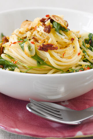 Rucolanudeln mit Chilibröseln Rucolanudeln mit Chilibröseln