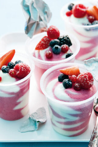 Joghurt-Mousse mit Buntem Beeren-Mix Joghurt-Mousse mit Buntem Beeren-Mix