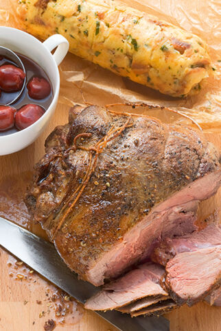 Rehkeule mit Pfefferkirschen und Serviettenknödel Rehkeule mit Pfefferkirschen und Serviettenknödel