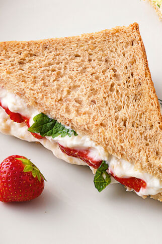 Süße Tramezzini mit Bananencreme und Erdbeeren Süße Tramezzini mit Bananencreme und Erdbeeren