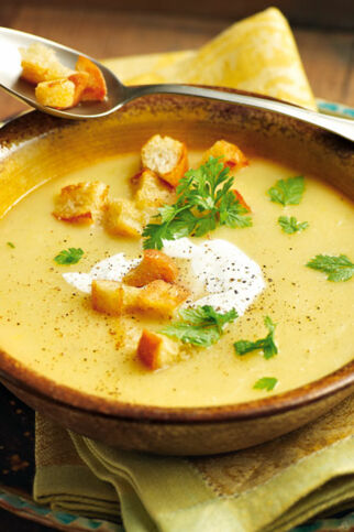 Passierte Steckrübensuppe mit Croûtons und Kerbel Passierte Steckrübensuppe mit Croûtons und Kerbel