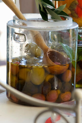 Eingelegte Oliven sizilianische Art Eingelegte Oliven sizilianische Art