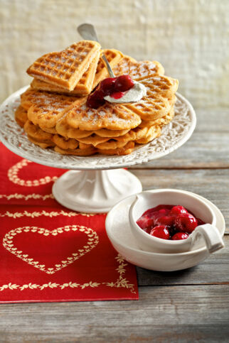 Lebkuchenwaffeln mit heißen Gewürzkirschen Lebkuchenwaffeln mit heißen Gewürzkirschen