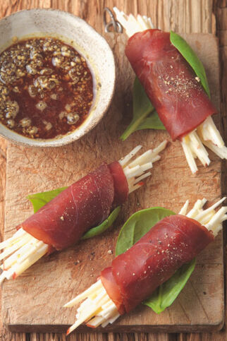 Hirschschinkenröllchen mit Sellerie-Apfel-Salat und Kürbiskernpesto Hirschschinkenröllchen mit Sellerie-Apfel-Salat und Kürbiskernpesto