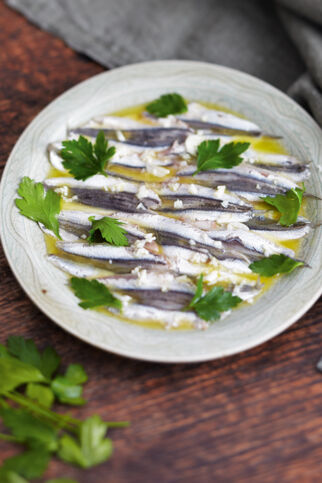 Eingelegte Sardellen mit Knoblauch Eingelegte Sardellen mit Knoblauch