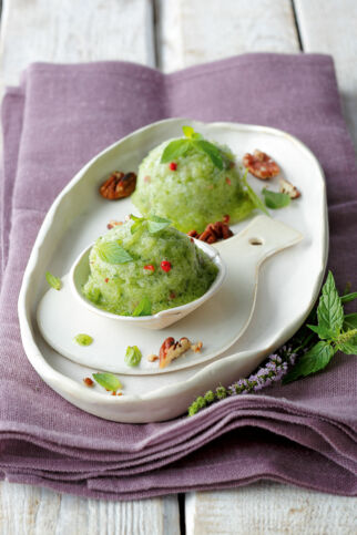 Gurken-Minz-Sorbet mit gerösteten Pekannüssen Gurken-Minz-Sorbet mit gerösteten Pekannüssen