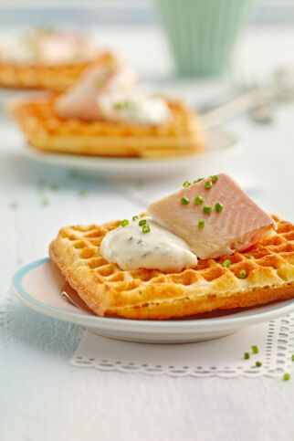 Buchweizenwaffeln mit geräucherter Forelle Buchweizenwaffeln mit geräucherter Forelle