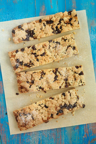 Cranberry-Streuselkuchen mit Rosmarin Cranberry-Streuselkuchen mit Rosmarin