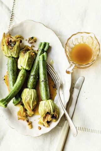 Gefüllte Zucchiniblütenmit Orangen-Harissa-Vinaigrette Gefüllte Zucchiniblütenmit Orangen-Harissa-Vinaigrette