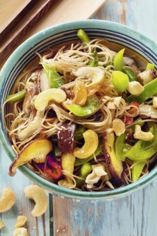 Glasnudeln mit grünem Gemüse und Cashews Glasnudeln mit grünem Gemüse und Cashews