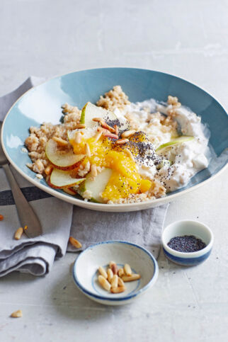 Gerstengrütze mit Aprikosenmark und Pinienkernen Gerstengrütze mit Aprikosenmark und Pinienkernen