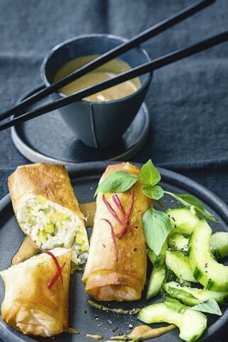 Kokosreis-Röllchen mit Erdnusssauce Kokosreis-Röllchen mit Erdnusssauce